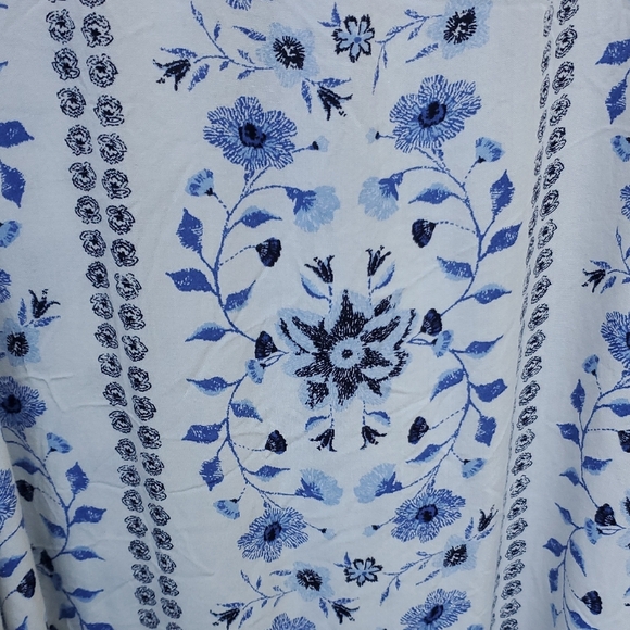 ⭐️3 For$20⭐️XXL Old Navy White and Blue Sleeveless Relaxed Tank Top - Picture 7 of 7